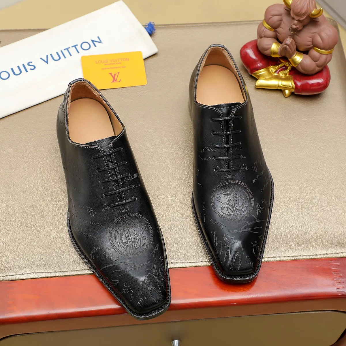 Men's shoes 💰620 💰 Louis Vuitton LV ® Autumn and Winter 🆕 models 🔛Full shoe counter First layer cowhide, 🐂leather lined casual shoes for men, super soft outsole, essential for driving. Counter synchronized original first layer cowhide completely 1:1 mold customization 🌹Top version, 2 colors available! Number: 38-45 (37.46. Customized)